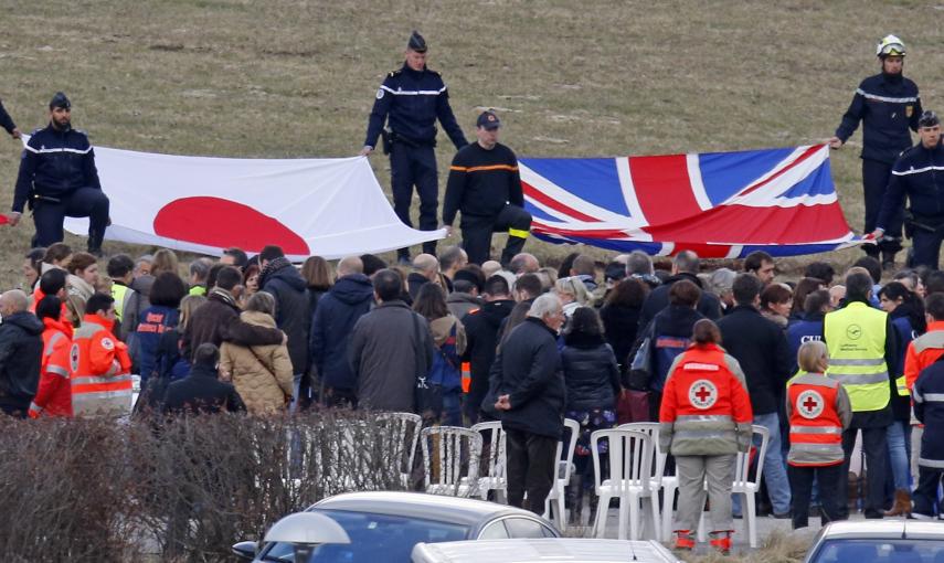 Acto de homenaje a las víctimas de Germanwings con las banderas de todas las nacionalidades de las víctimas presentes. REUTERS/Eric Gaillard