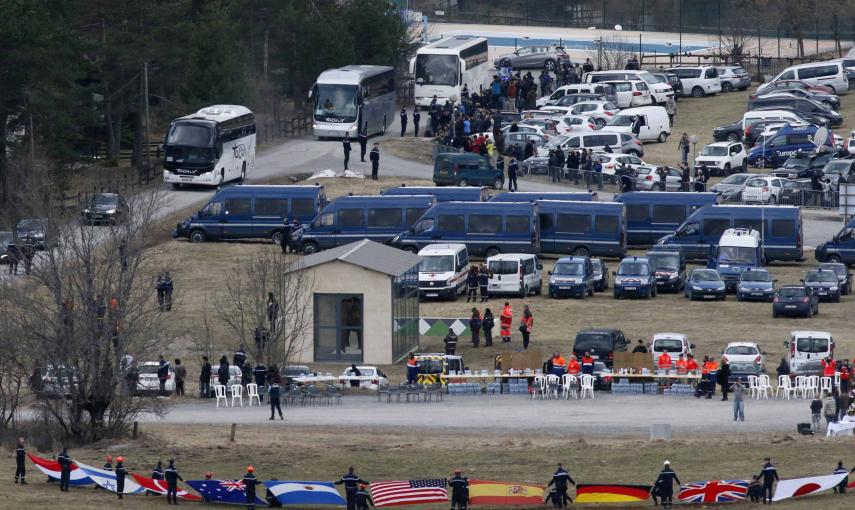 Acto de homenaje a las víctimas de Germanwings con las banderas de todas las nacionalidades de las víctimas presentes. REUTERS/Eric Gaillard