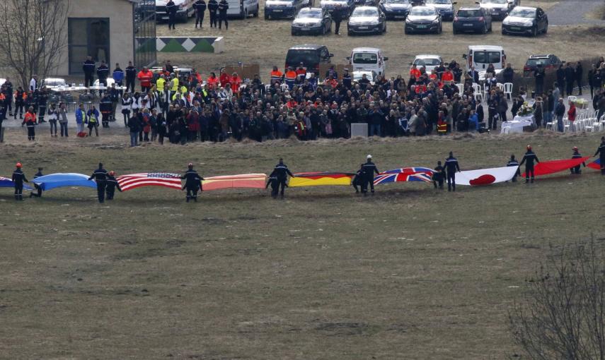 Acto de homenaje a las víctimas de Germanwings con las banderas de todas las nacionalidades de las víctimas presentes. REUTERS/Eric Gaillard