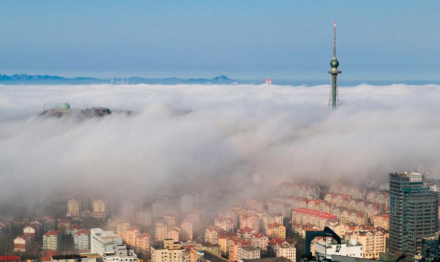 Edificios residenciales, entre la nubla en la ciudad de Qingdao, provincia de Shangdong. /REUTERS