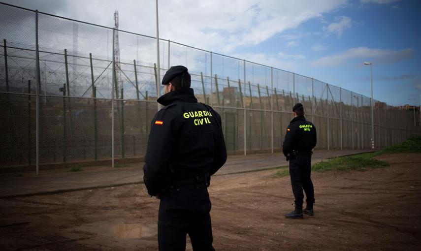 Dos agentes de la Guardia Civil junto a la valla de Melilla. - JAIRO VARGAS