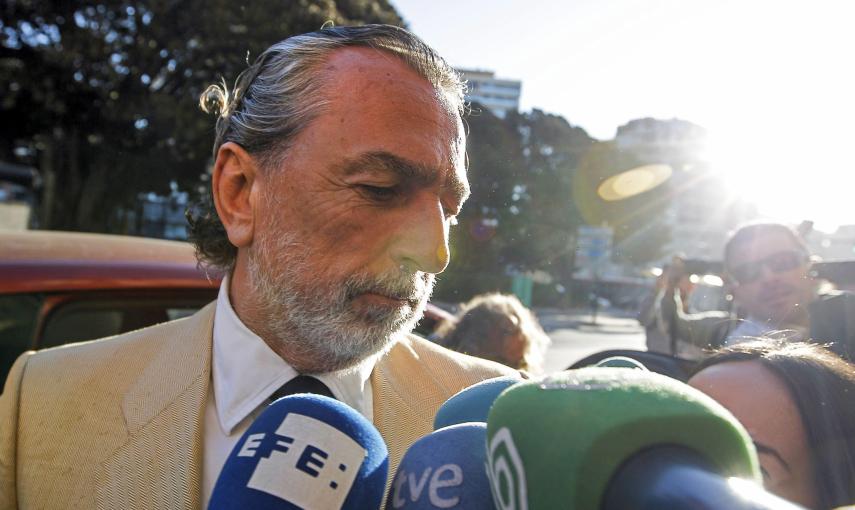En la foto,Francisco Correa, uno de los supuestos cabecillas de la trama Gürtel, a su llegada al tribunal. EFE/Manu Bruque