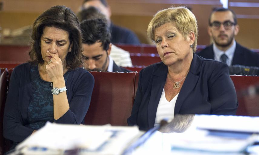La alcaldesa de Novelda (Alicante) y exconsellera de Turismo, Milagrosa Martínez (d) y la también exconsellera de Turismo, Angélica Such (i), en el banquillo de los acusados en la segunda sesión del juicio por los contratos de la Generalitat con la red Gü
