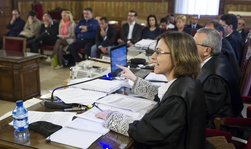 La fiscal Anticorrupción, Ana Cuenca (d), ha defendido la continuidad del juicio del Caso Gúrtel en la segunda sesión del juicio por los contratos de la Generalitat con la trama para el montaje del expositor valenciano en la Feria Fitur. EFE/Manuel Bruque