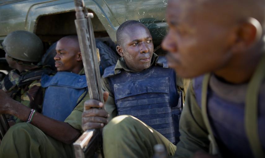 Soldados de las Fuerzas de Defensa de Kenia se preparan para tomar la Universidad de Garissa.- Dai Kurokawa (EFE)