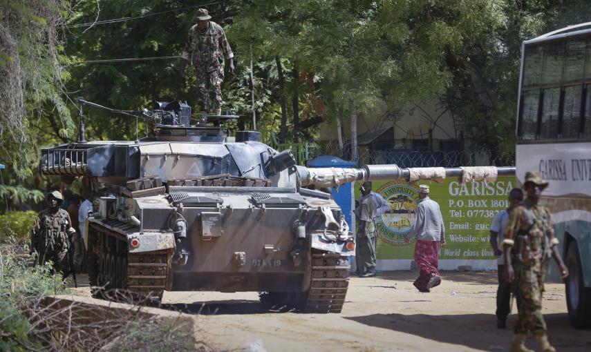 Un tanque de las Fuerzas de Defensa de Kenia llega a la Universidad de Garissa, en el este de Kenia.- Dai Kurokawa (EFE)