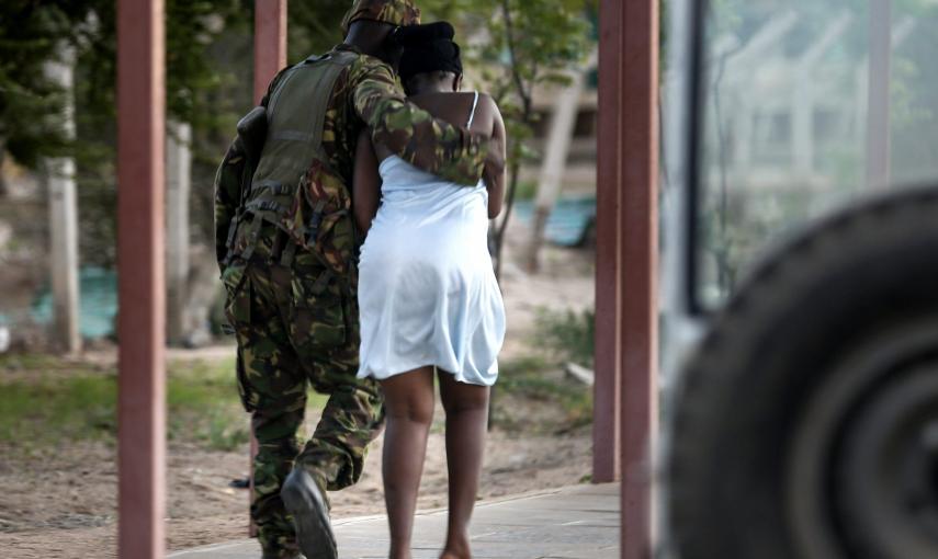 Un militar ayuda a una mujer que ha escapado del ataque terrorista en la Universidad de Garissa, en el este de Kenia. /Dai Kurokawa (EFE)