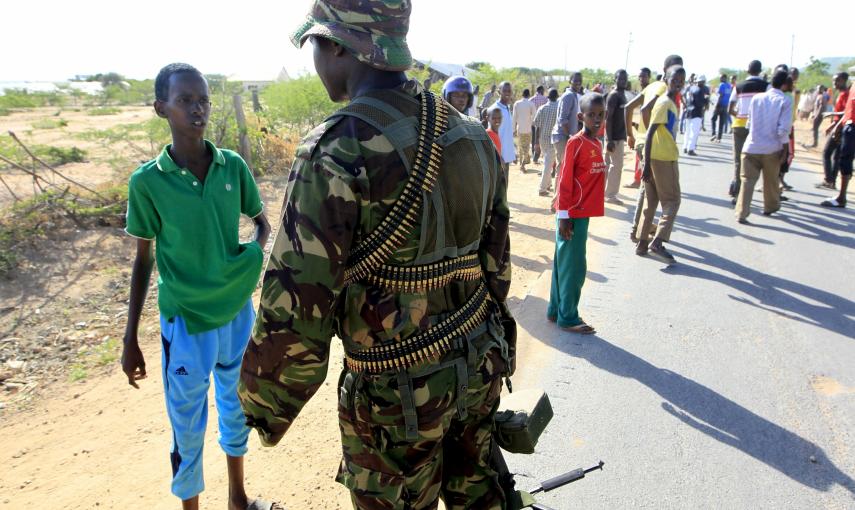 Un soldado impide que la gente se aproxime al campus en Garissa, durante el ataque terrorista que ha acabado con la vida de al menos 147 personas.- Noor Khamis (REUTERS)