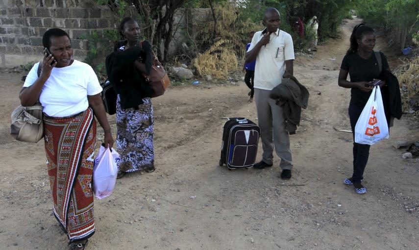 Vecinos de la zona, tras el secuestro de del grupo islamista Al Shabaab en una universidad de Kenia. /Noor Khamis (REUTERS)