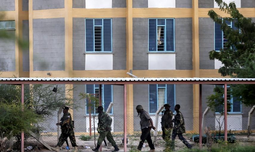 Soldados de las Fuerzas de Defensa de Kenia se preparan para tomar la Universidad de Garissa, en el este de Kenia.- /Dai Kurokawa (EFE)