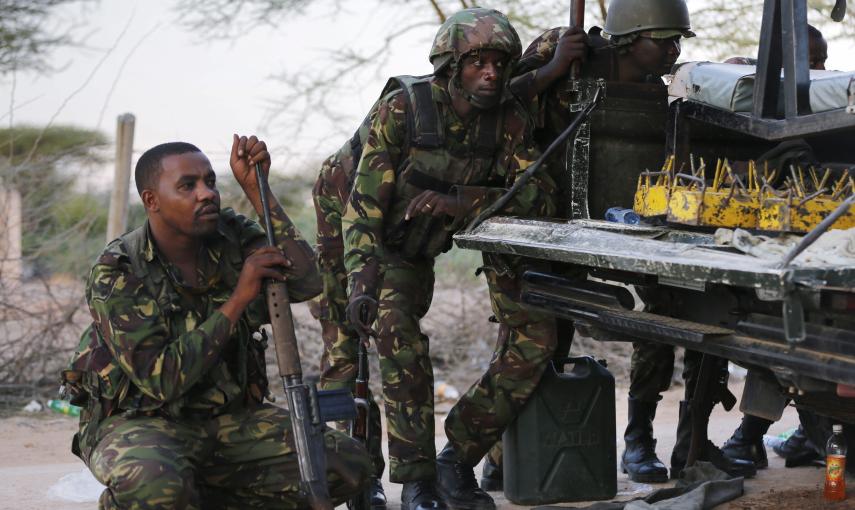 Soldados de las Fuerzas de Defensa de Kenia toman posiciones durante el tiroteo en la Universidad de Garissa, en el este de Kenia.- Dai Kurokawa (EFE)