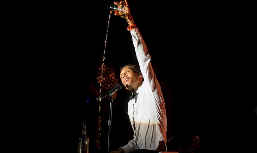 El cantante belga Stromae, es de ver los vasos medio vacíos