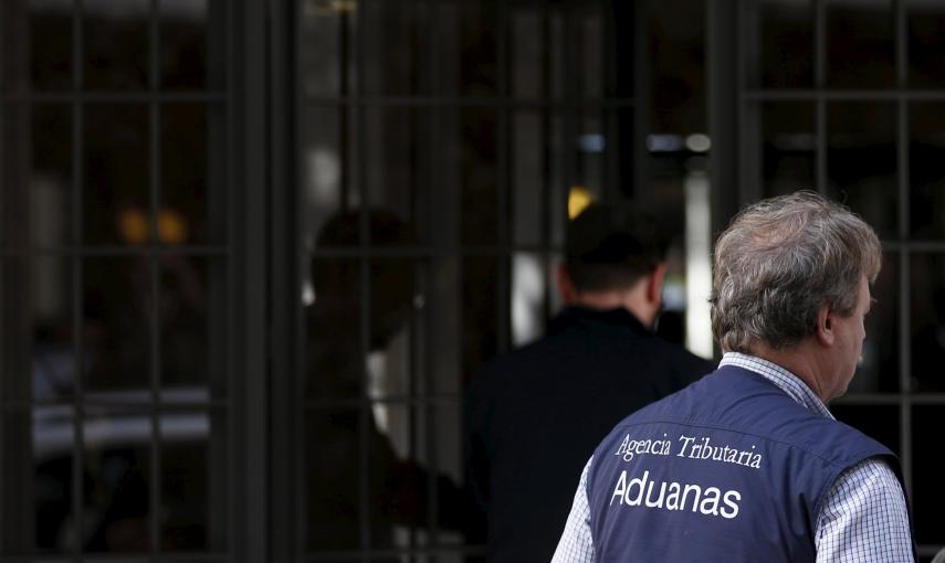 Funcionarios del Servicio de Vigilancia Aduanera, dependiente de Hacienda, delante del domicilio de Rodrigo Rato en Madrid. REUTERS/Sergio Perez