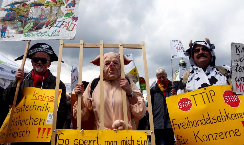 Manifestantes disgrazados en la marcha en Munich contra el TTIP. REUTERS/Michael Dalder