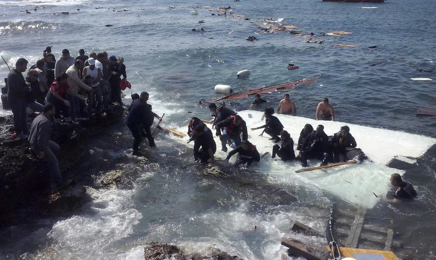 Inmigrantes indocumentados llegan a la playa de Zefyros en Rodas (Grecia) hoy, lunes 20 de abril de 2015. /Loukas Mastis(EFE)