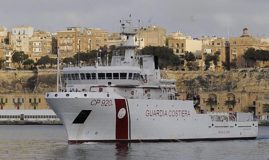 Miembros de la Guardia Costera italiana se preparan para desembarcar los cuerpos sin vida de 24 inmigrantes del barco Gregoretti en el puerto de la Valeta en Malta.- /Ivan Consiglio (EFE)