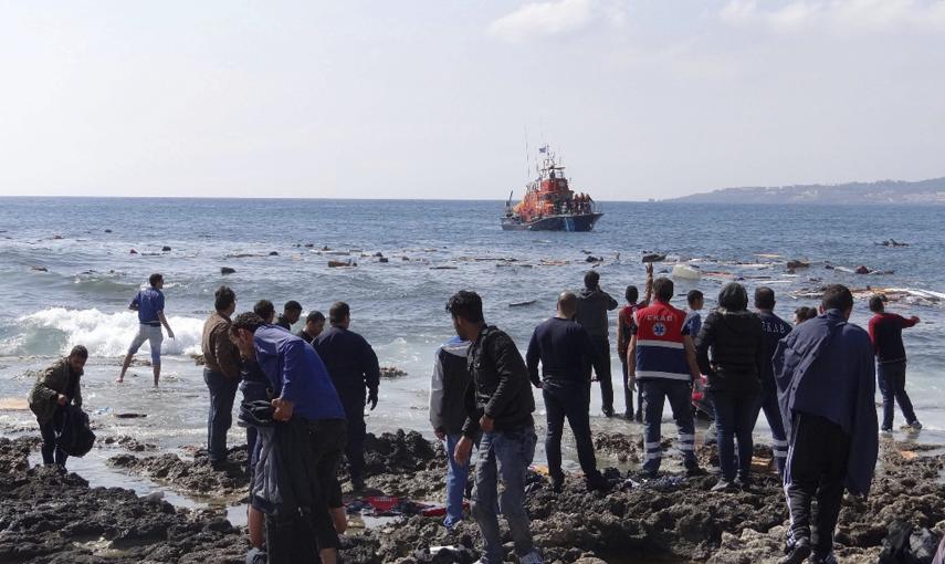 Inmgrantes indocumentados llegan a la playa de Zefyros en Rodas (Grecia). /Loukas Mastis