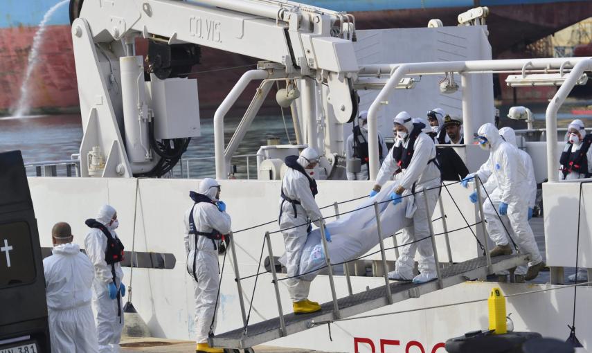 Miembros de la Guardia Costera italiana desembarcan los cuerpos sin vida de 24 inmigrantes del barco Gregoretti en el puerto de la Valeta en Malta. /Ivan Consiglio (EFE)