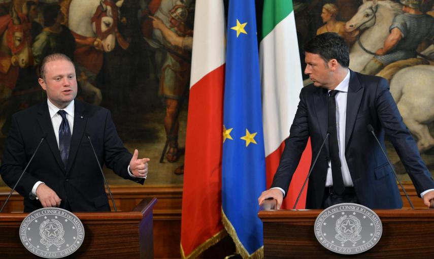 El primer ministro italiano, Matteo Renzi y su homólogo maltés, Joseph Muscat, durante la rueda de prensa que han ofrecido tras su reunión en Roma. /Maurizio Brambatti (EFE)