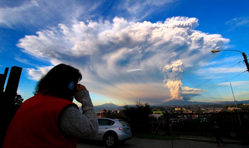 Humo y ceniza procedentes del volcán Calbuco se elevan hacia el cielo, vistos desde Puerto de Varas, al sur de Santiago, en el Sur de Chile. /CARLOS GUTIÉRREZ (REUTERS)
