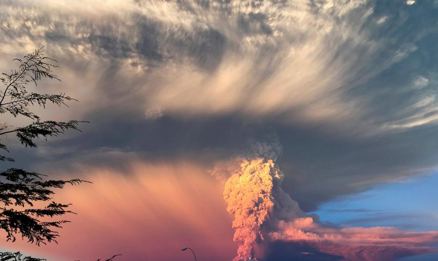 Una imagen del volcán Calbuco, desde la ciudad de Puerto Montt. /RAFAEL ARENAS