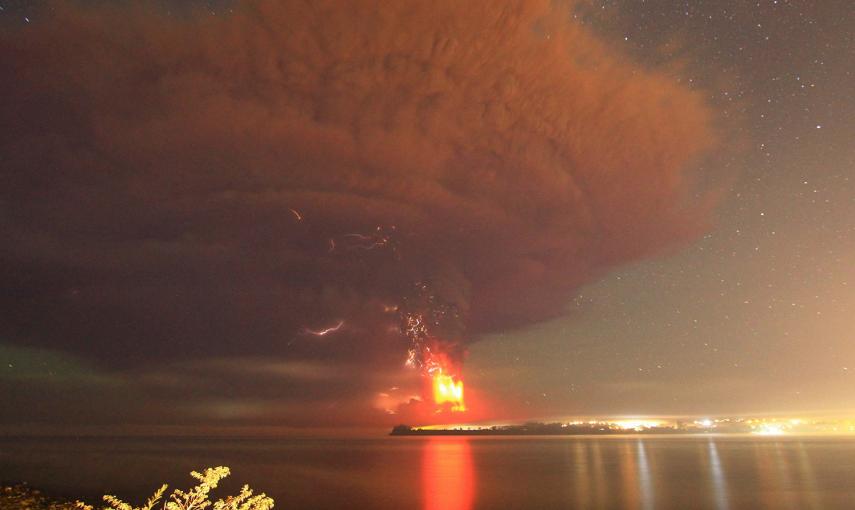 El Calbuco entró en erupción el miércoles por primera vez en más de cinco décadas. /CARLOS GUTIÉRREZ (REUTERS)