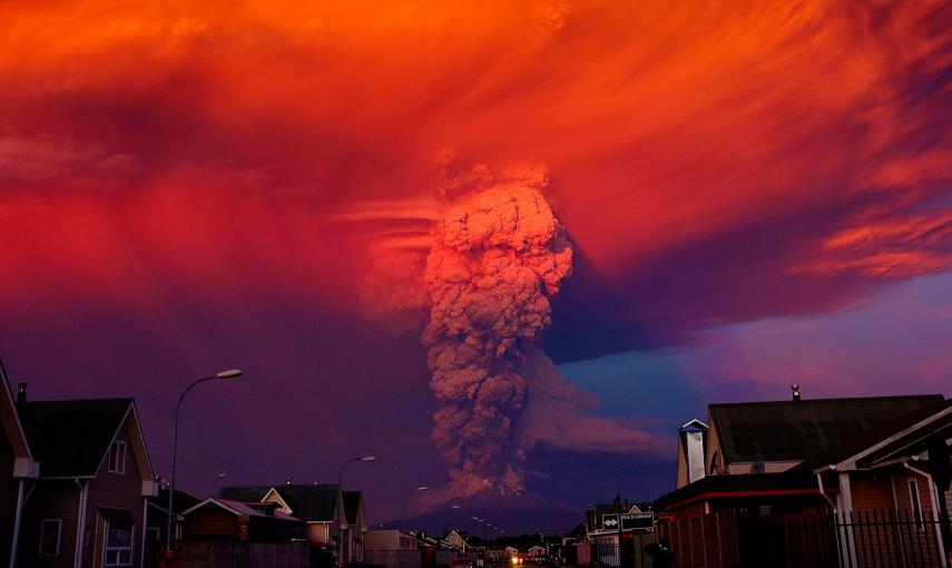 Vista general del volcán Calbuco en Puerto Montt, ubicado a 1000 kilómetros de Santiago de Chile (Chile). /Alex Vidal Brecas (EFE)