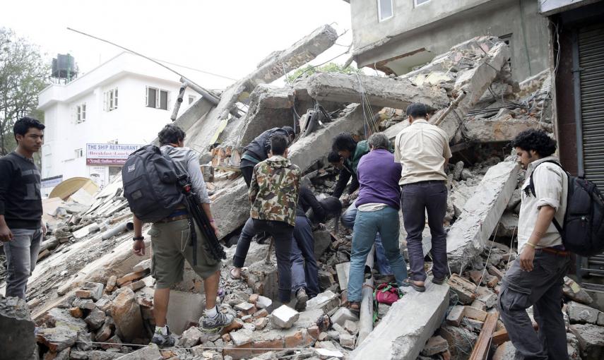 Varias personas buscan supervivientes entre los escombros de un edificio destruido después por el  terremoto que ha asolado Nepal, en Katmandú.- EFE / EPA / NARENDRA SHRESTHA