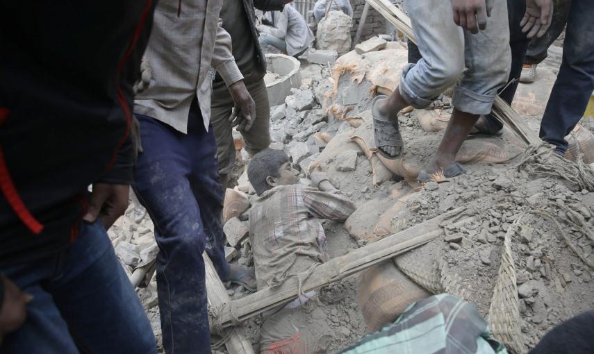 Un hombre atrapado bajo los escombros de un edificio destruido por el terremoto de Nepal, en Katmandú.- EFE / EPA / NARENDRA SHRESTHA