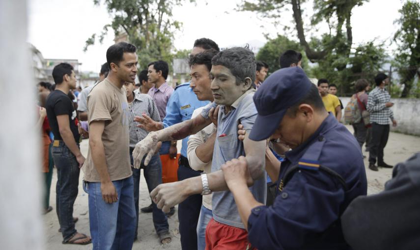 Un hombre herido es ayudado tras el terremoto s en Katmandú, Nepal.- EFE / EPA / NARENDRA SHRESTHA