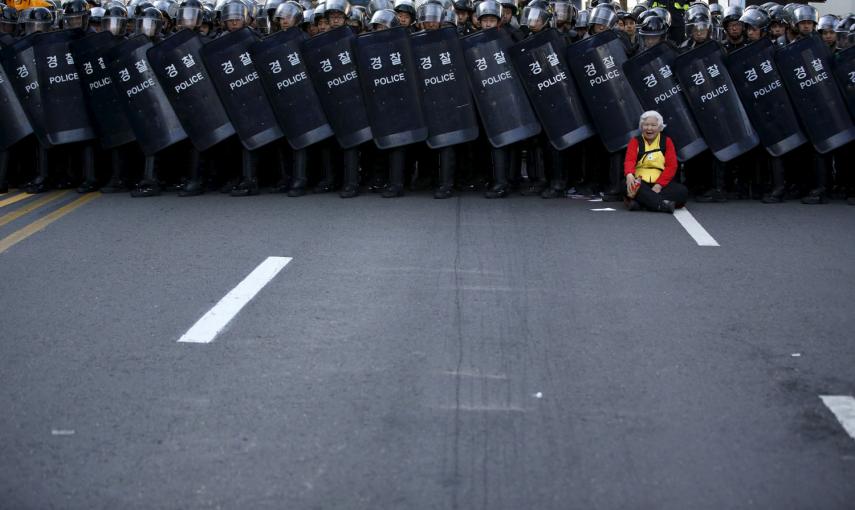 Una manifestante grita ante una barricada de policías, durante una manifestación en el centro de Seúl. /KIM HONG-JI (REUTERS)