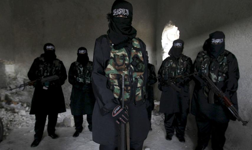 Mujeres que forman parte del Sawt al-Haq, posan junto con sus armas, antes de ser sometidas a entrenamiento militar.- MUZAFFAR SALMAN (REUTERS)
