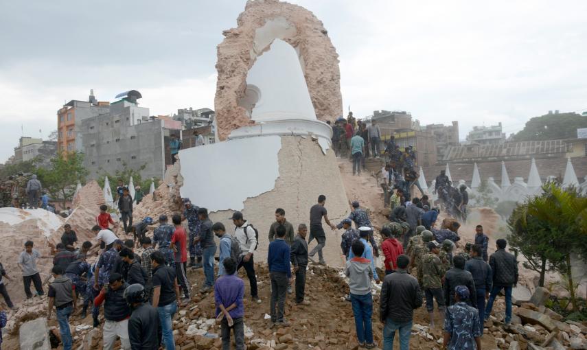 Miembros de rescate nepalíes se reúnen en la Torre Dharahara, derrumbada en Katmandú tras el terremoto.- AFP PHOTO / PRAKASH MATHEMA