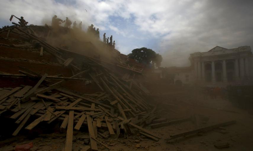 Un cuerpo de una víctima yace atrapado entre los escombros después del terremoto, en Katmandú, Nepal.- REUTERS / Navesh Chitrakar