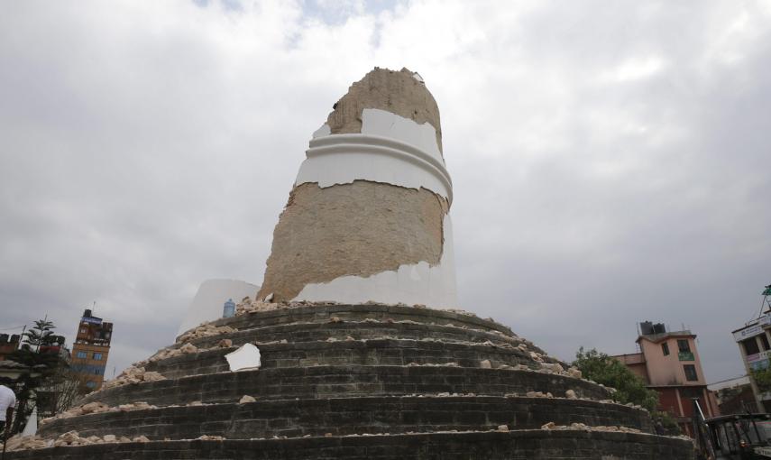 La emblemática torre Dharahara, también llamada Torre Bhimsen, destruida después del terremoto en Katmandú, Nepal.- EFE / EPA / NARENDRA SHRESTHA