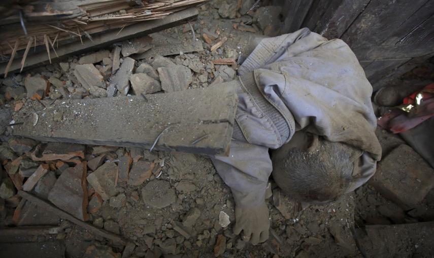 El cuerpo atrapado de una víctima entre los escombros tras el terremoto que ha sacudido Nepal, en Katmandú. -REUTERS / Navesh Chitrakar