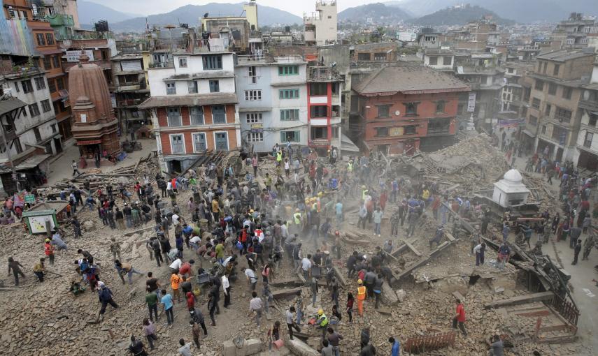 La gente busca a los supervivientes bajo los escombros de los edificios derruidos en Katmandú, después del terremoto.- EFE / EPA / NARENDRA SHRESTHA