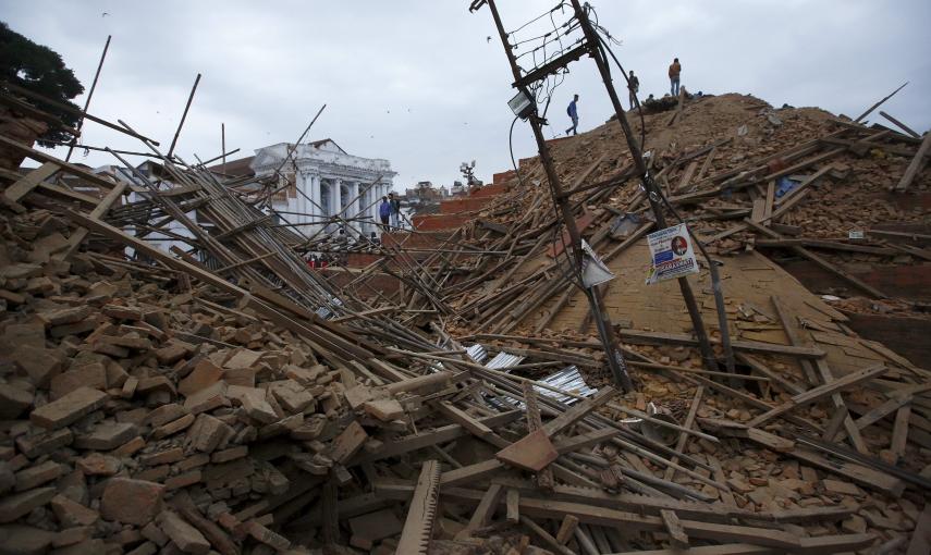 Labores de rescate en un templo en la plaza Bashantapur Durbar en Katmandú. REUTERS/Navesh Chitrakar
