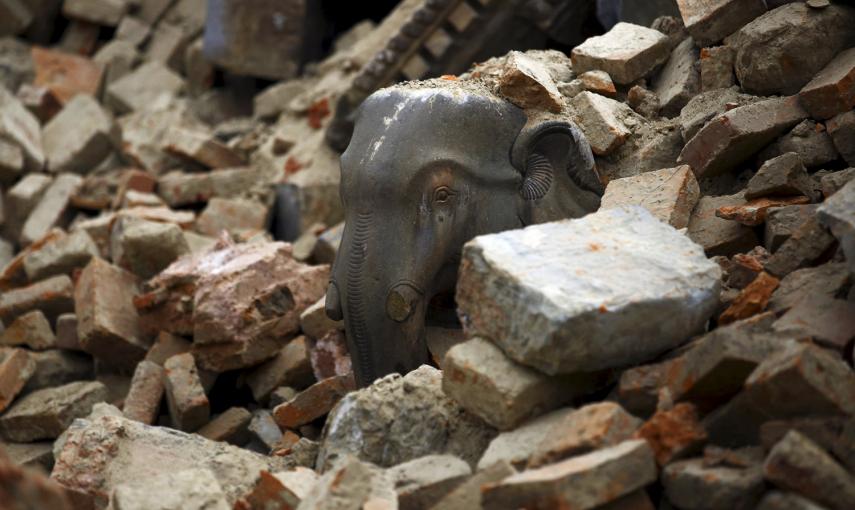 Una estatua de un elefante entre los restos de un templo derrumbado tras el terremoto en Bhaktapur, Nepal.- REUTERS / Navesh Chitrakar