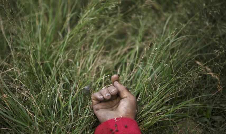 Una mano de una mujer tras ser recuperado su cuerpo de su casa derrumbada un día después de un terremoto en Bhaktapur, Nepal.- REUTERS / Navesh Chitrakar