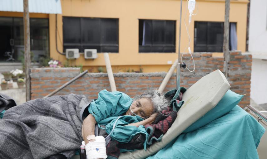 Una anciana recibe tratamiento médico en la calla ante el colapso del hospital en Katmandú, Nepal.- EFE / EPA / NARENDRA SHRESTHA