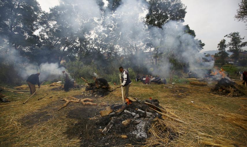 La gente incinera los cuerpos de las víctimas del terremoto en Bhaktapur, Nepal.- REUTERS / Navesh Chitrakar