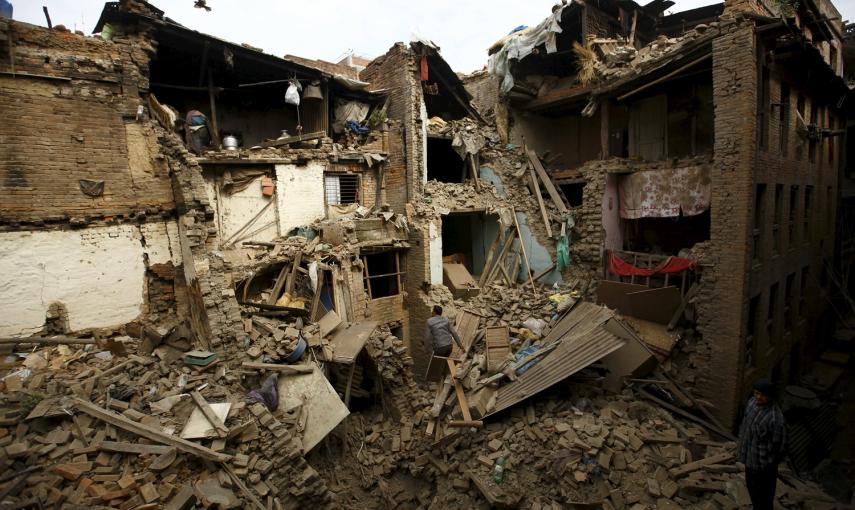 La gente busca a familiares atrapados dentro de las casas derrumbadas un día después del terremoto en Bhaktapur, Nepal.- REUTERS / Navesh Chitrakar