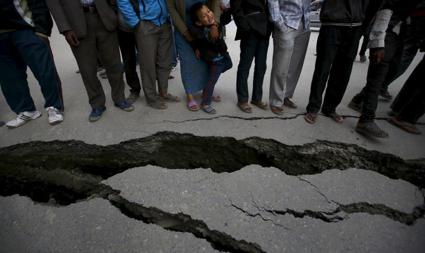 La gente se reúne junto a las grietas en la carretera causados por el terremoto en Bhaktapur, Nepal.- REUTERS / Navesh Chitrakar
