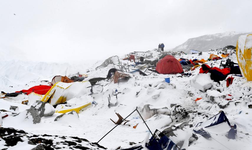 En esta fotografía tomada el 25 de abril de 2015, la gente busca sobre la devastación tras una avalancha provocada por el terremoto que arrasó partes del campamento base del Everest.- AFP PHOTO / Roberto SCHMIDT