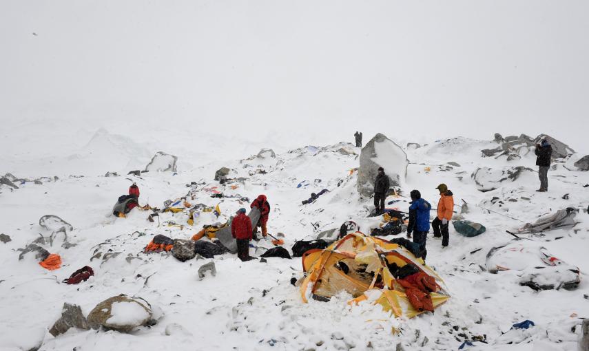 Los equipos de rescate buscan supervivientes después de la primera avalancha que el sábado arrasó partes del campamento base del Everest.- AFP PHOTO / Roberto SCHMIDT
