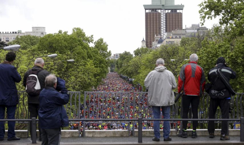 Participantes en el maratón de Madrid corren por el Paseo de la Castellana.. /Angel Díaz (EFE)