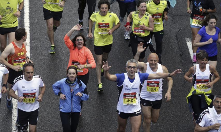 Participantes en la prueba de 10 kilómetros de la 38 edición del 'EDP Rock 'n' Roll Madrid Maratón & 1/2' que discurre de la Plaza de Cibeles hasta el parque de El Retiro. Angel Díaz (EFE)