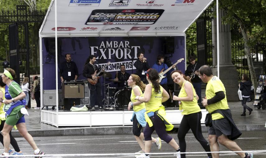 Un grupo musical ameniza el paso de participantes en el maratón de Madrid, carrera, que transcurre por lugares emblemáticos de la capital como El Retiro, el Palacio Real y el Estadio Santiago Bernabéu, se enmarca en la 38 edición del 'EDP Rock 'n' Roll Ma