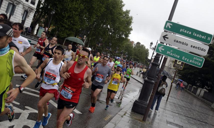 Corredores del maratón de Madrid a su paso por la calle Bailén. /Víctor Lerena (EFE)